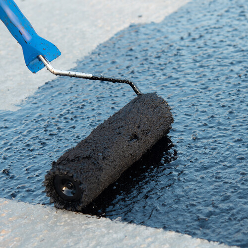 applying a flat roof coating